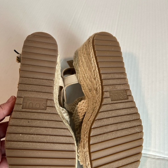 New cream colored knit wedge Naturalizer soul size 6w shoes - Picture 3 of 3